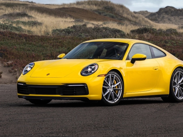 Желтый автомобиль Porsche 911 Carrera 4S, 2020 года