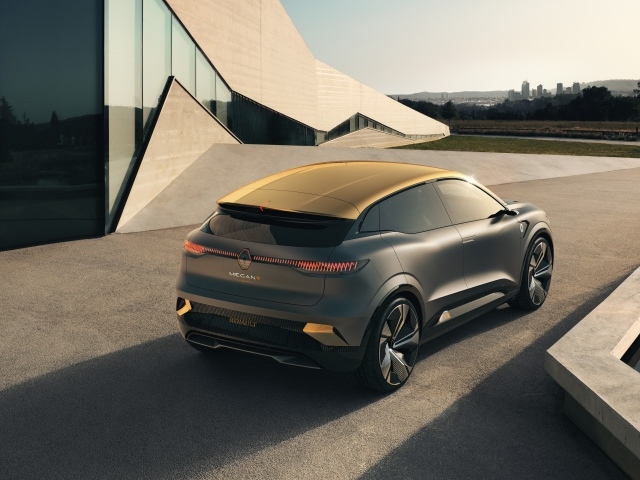 Автомобиль Renault Mégane EVision 2020 года у здания 