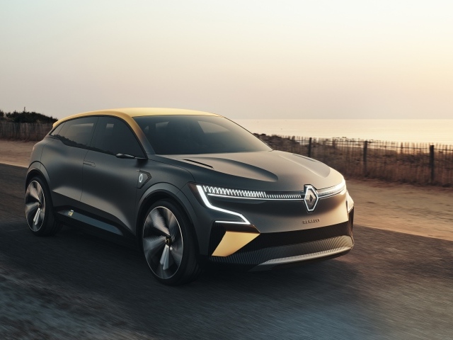 Новый внедорожник Renault Mégane EVision 2020 года на трассе 