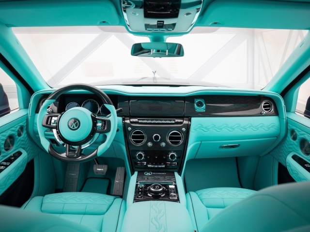 Голубой салон автомобиля Mansory Rolls-Royce Cullinan Coastline 2020 года