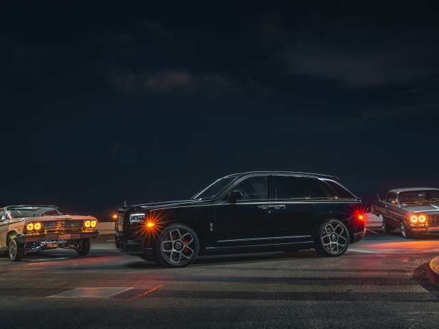 Автомобиль  Rolls-Royce Cullinan, 2020 года ночью 