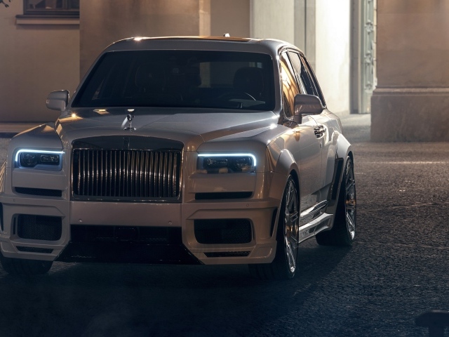 Белый автомобиль  Rolls-Royce Cullinan 2020 года в городе 
