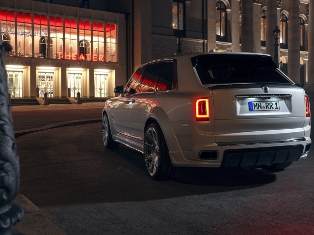 Белый внедорожник  Rolls-Royce Cullinan 2020 года вид сзади