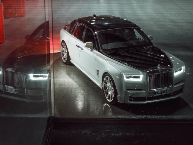 Серебристый автомобиль Rolls-Royce Phantom 2019 года