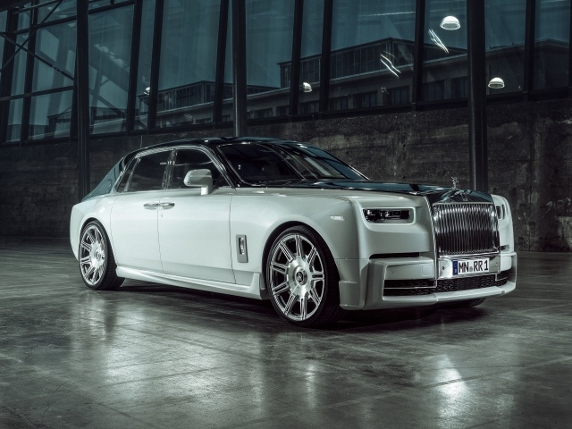 Стильный дорогой автомобиль  Rolls-Royce Phantom 2019 года