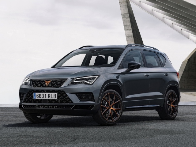 Автомобиль Seat Cupra Ateca у здания