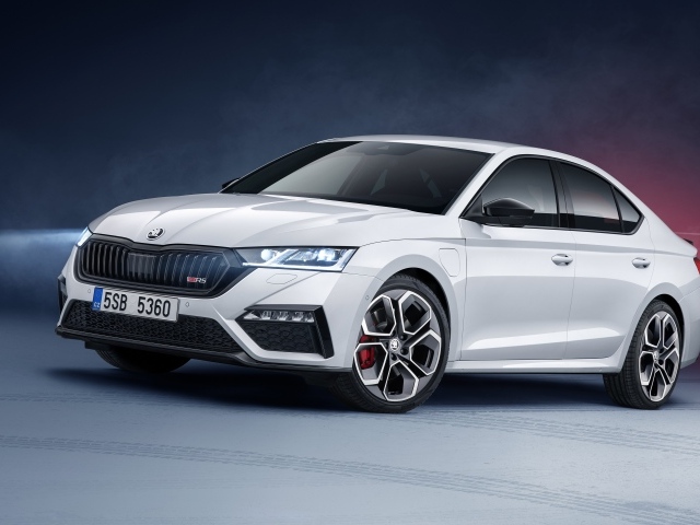 Белый автомобиль Skoda Octavia RS IV 2020 года на сером фоне