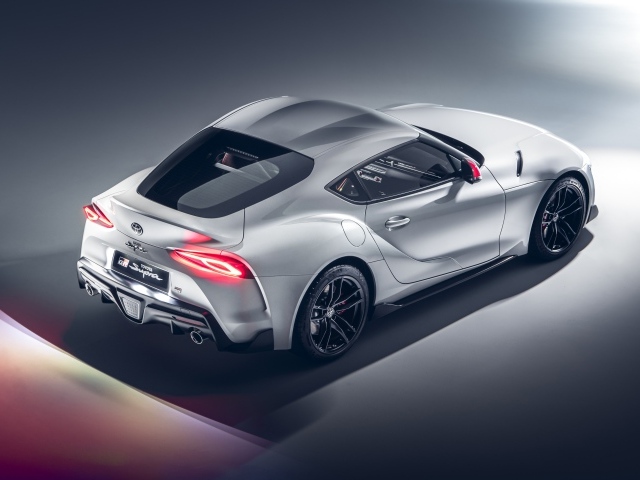 Автомобиль Toyota GR Supra 2L 2020 года на сером фоне