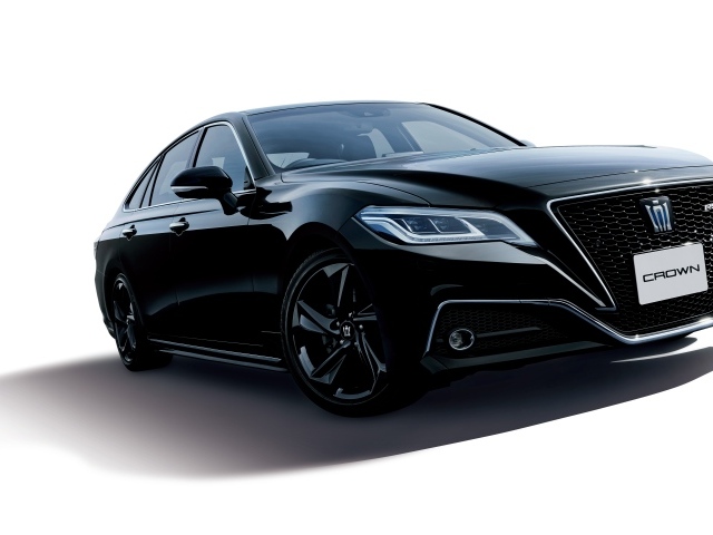 Черный автомобиль Toyota Crown RS Limited 2020 года на белом фоне