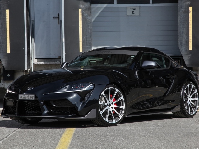 Черный автомобиль Toyota GR Supra 2020 года 