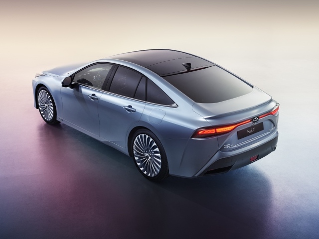 Серебристый автомобиль Toyota Mirai 2020 года вид сзади