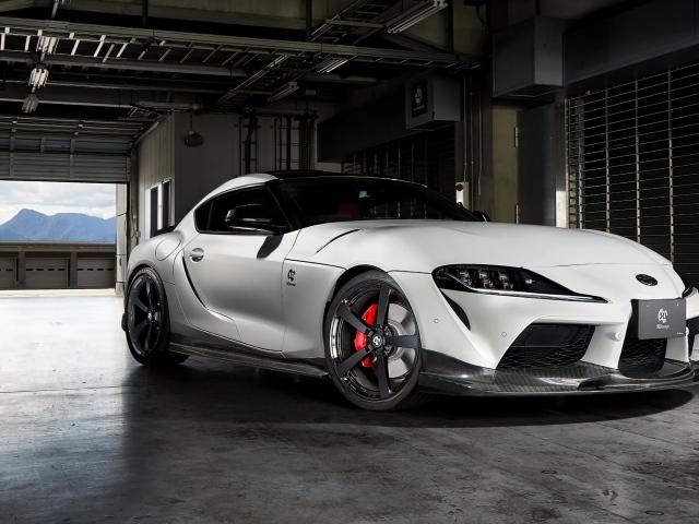 Белый автомобиль  Toyota GR Supra 2020 года в гараже