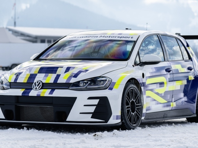 Автомобиль Volkswagen ER1 Concept 2020 года на снегу