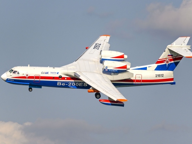 Транспортный самолет Be-200ES совершает полет 