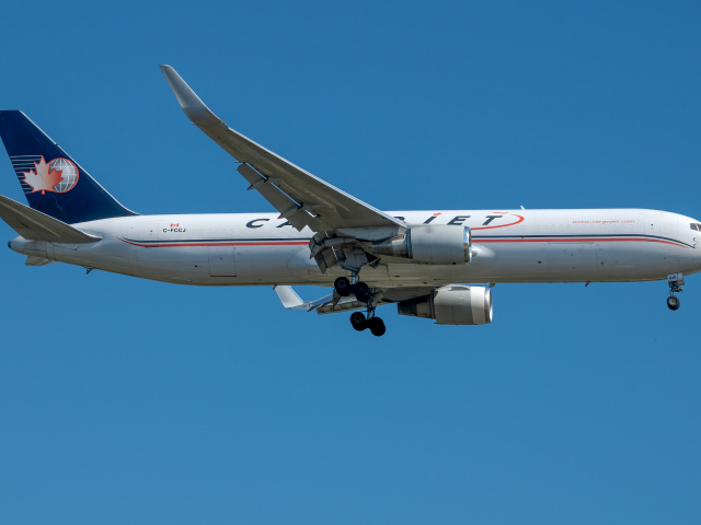 Пассажирский самолет авиакомпании Cargojet в голубом небе 