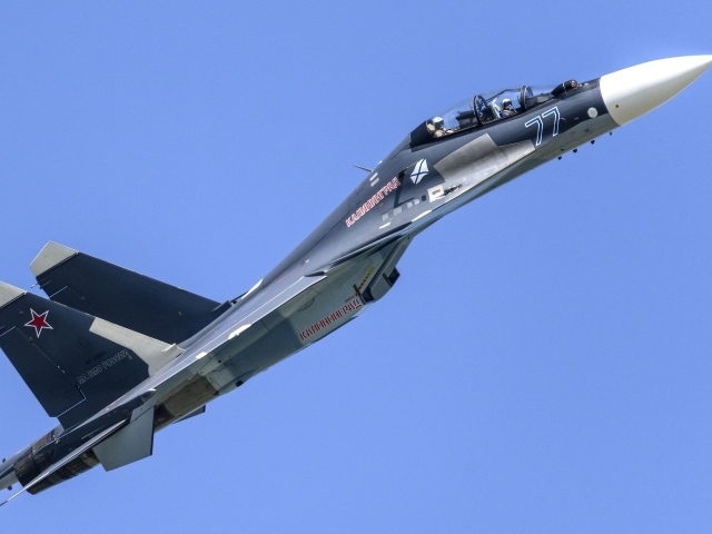 Российский истребитель  Su-30SM в небе