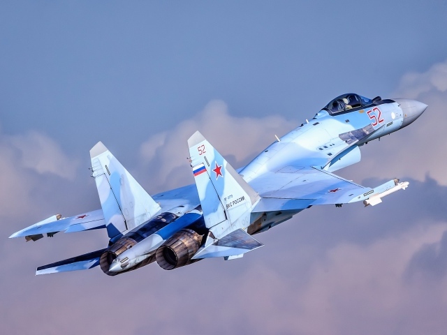 Русский истребитель  Су-35  в воздухе