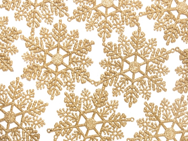 Золотистые снежинки на бежевом фоне 