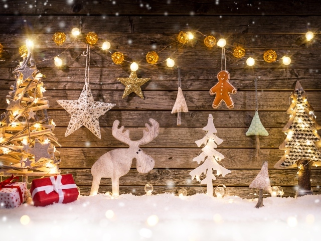 Красивый декор у стены на Рождество 