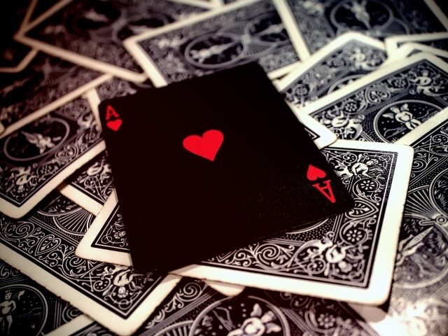 Червовый туз лежит на колоде карт