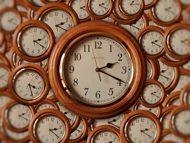 Часы на стене в деревянном корпусе 