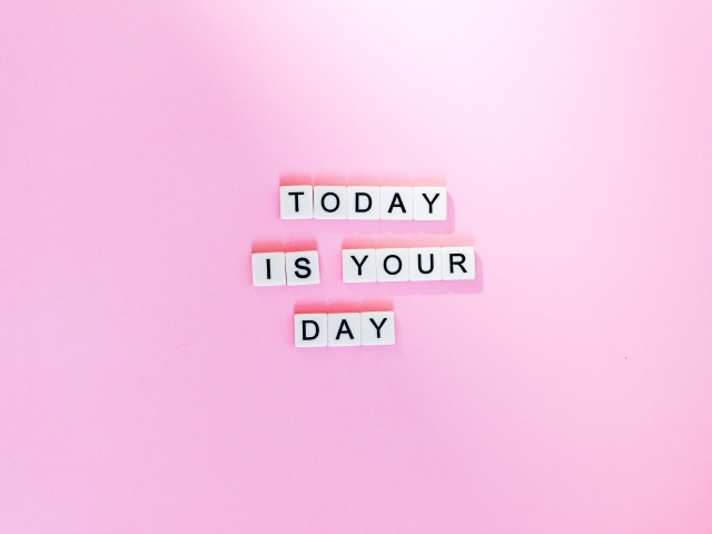 Кубики с надписью Today is your Day на розовом фоне