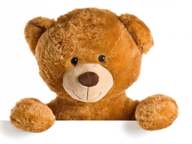 Милый плюшевый медвежонок на белом фоне