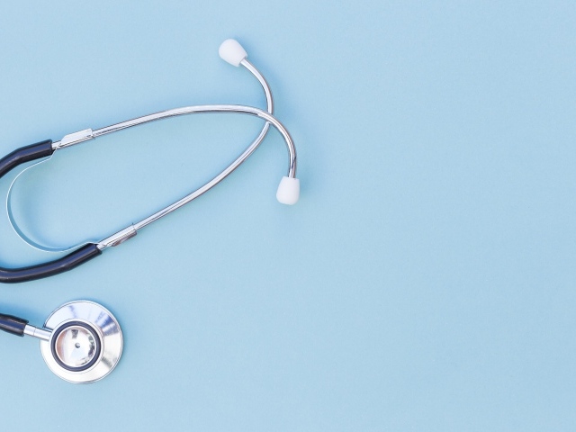 Фонендоскоп врача на голубом фоне