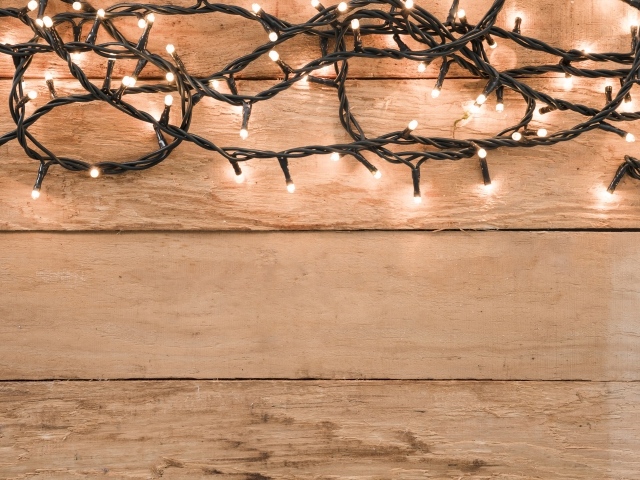 Гирлянда на деревянном фоне