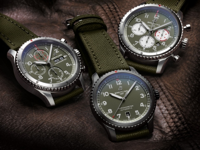 Трое мужских часов Breitling на кожаной куртке