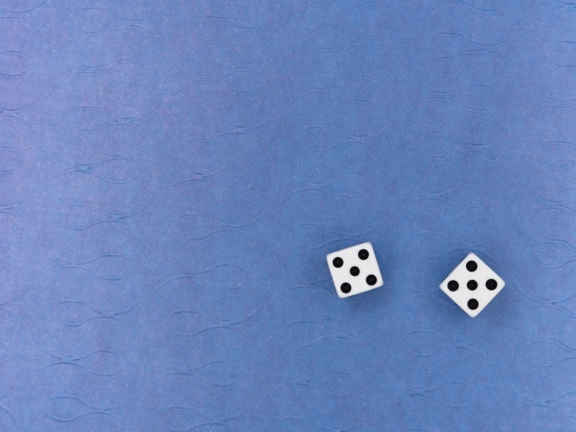 Две игральные кости на синем фоне
