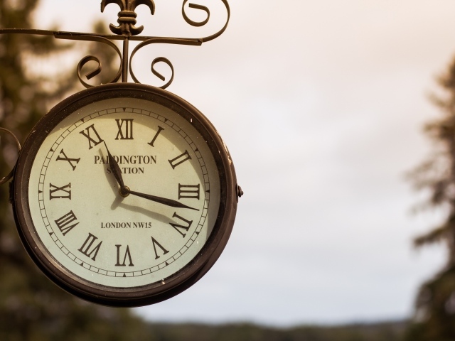 Старинные уличные часы показывают время 