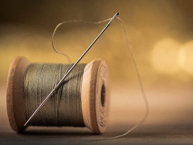 Деревянная катушка с нитками и иголкой 
