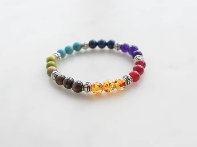 Браслет на руку из разноцветных бусин 