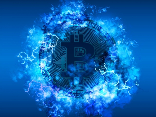 Монета биткоин в неоновом огне на голубом фоне