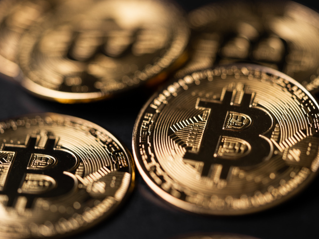 Золотые монеты биткоин крупным планом