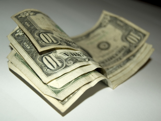 Купюры по 10 долларов на столе