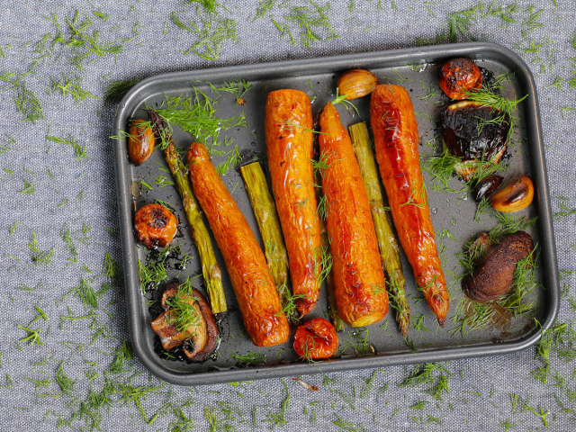 Запеченная морковь со спаржей и грибами на противне