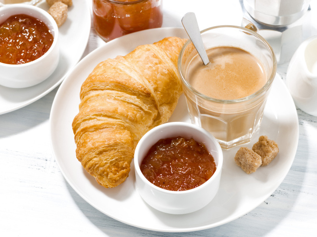 Какао на тарелке с джемом и круассаном
