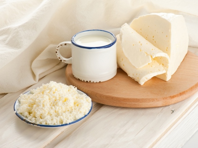 Творог, сыр и молоко на столе 