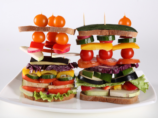 Креативный бутерброд на белой тарелке 