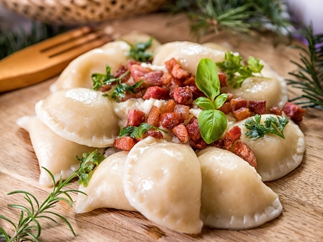 Вареники на доске с выжарками 