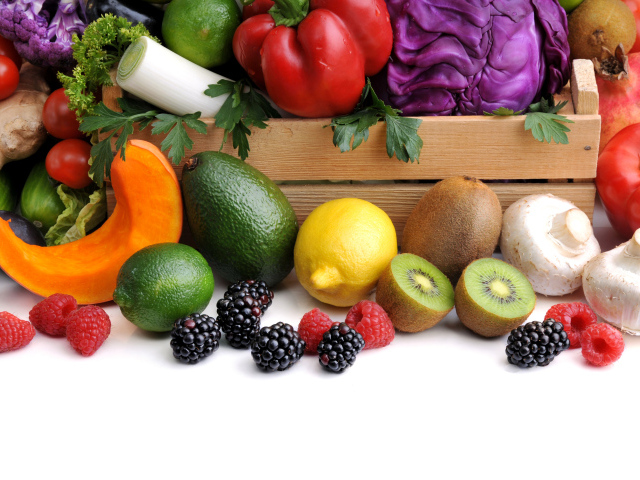 Свежие вкусные овощи с ягодами и фруктами 