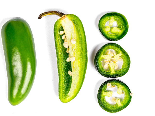 Зеленый перец в разрезе на белом фоне