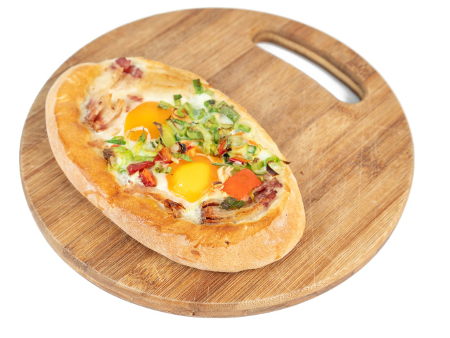 Хачапури с яйцом на доске 