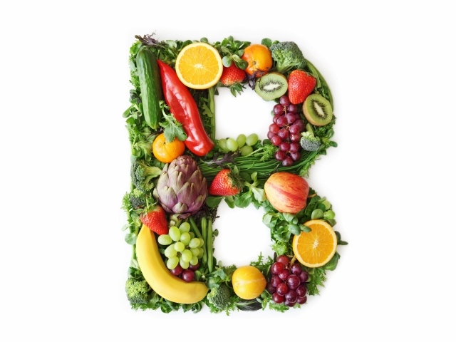 Буква  В из овощей и фруктов на белом фоне