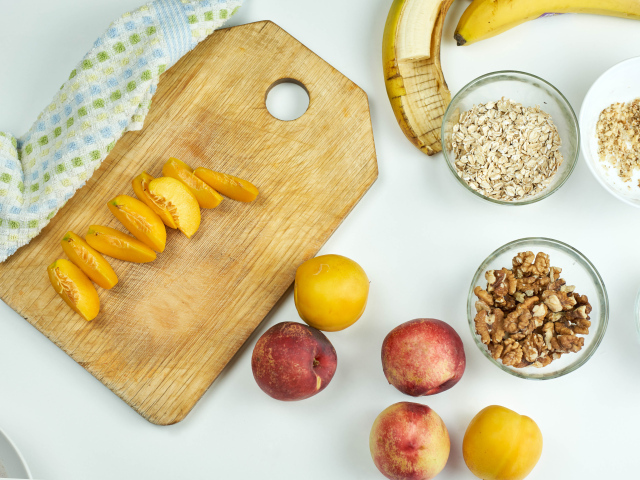 Овсянка, нектарин, банан и орехи на завтрак