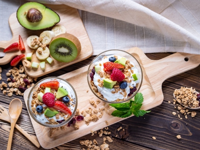 Овсяные хлопья с ягодами и йогуртом на завтрак 