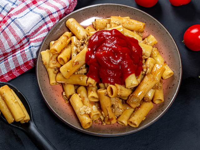 Макароны с мясом и кетчупом на столе