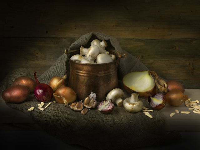 Картофель, лук, чеснок и шампиньоны на столе